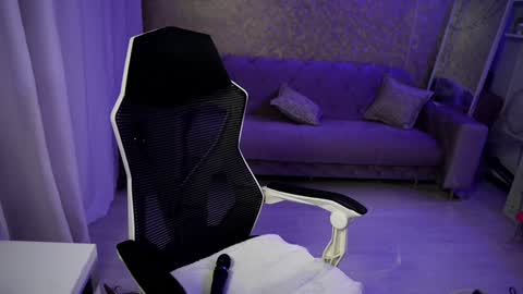 Snapshot of jeyssy69 chatting on December 22, 4:17 am Jeyssy also Andra  online show from December 22, 4:17 am