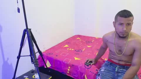 jhon23563762 online show from August 1, 8:32 pm