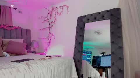 Jime independent model online show from July 27, 9:39 am