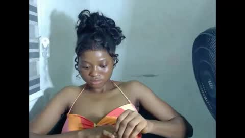 juicynpinkx online show from April 18, 7:07 pm