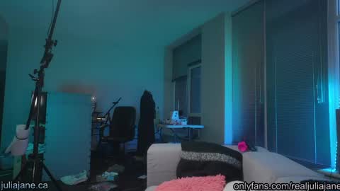 Julia Jane online show from April 9, 2:04 am