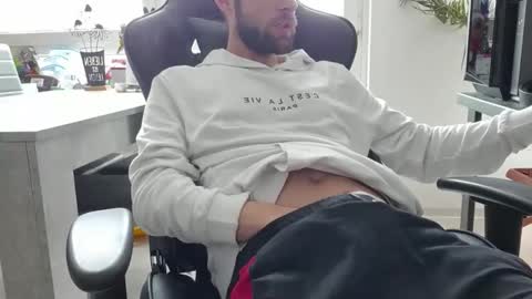 julia_official online show from February 5, 12:31 pm