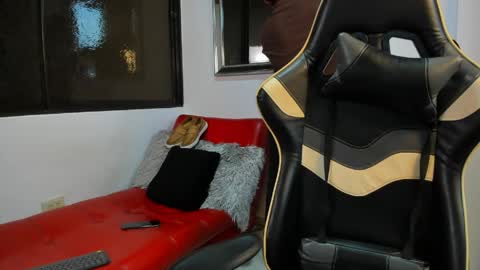 julian_wallace online show from April 4, 10:50 pm