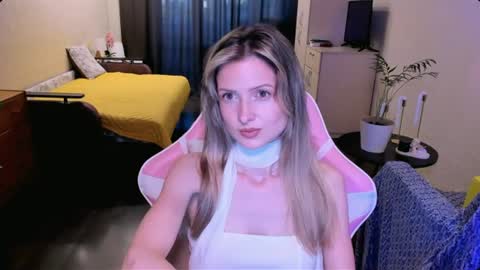 Julie online show from August 4, 3:19 pm