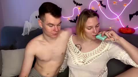 Julie and Thomas online show from October 31, 8:04 am