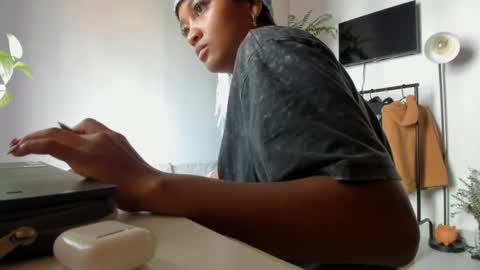 Juli online show from November 5, 8:00 pm