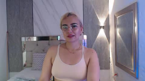 julieta__fox_ online show from June 9, 4:39 pm