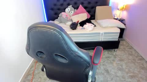 Julieth  online show from October 12, 1:15 pm