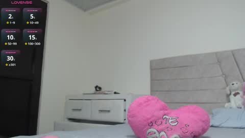 juliethserna online show from April 5, 4:42 am