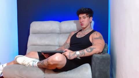 justinfuller_31 online show from December 19, 9:21 pm