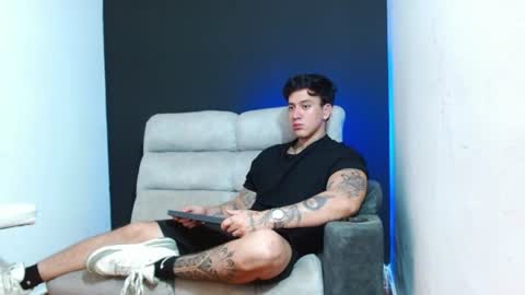 justinfuller_31 online show from June 24, 9:11 pm