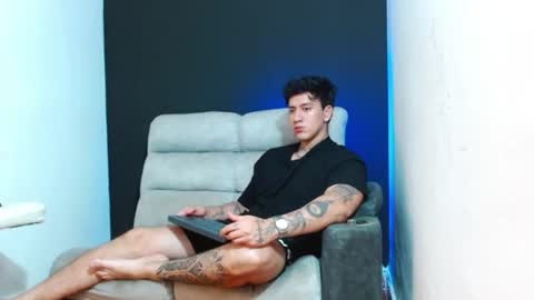 justinfuller_31 online show from June 26, 1:44 am