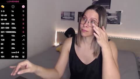 Julie online show from November 25, 5:39 am