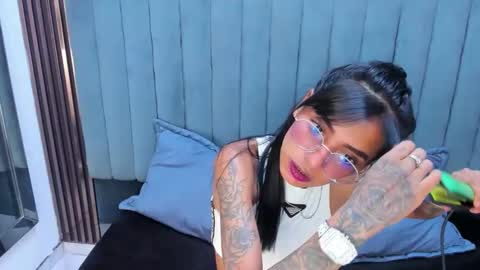 karlaslutskinny__ online show from April 8, 8:23 pm