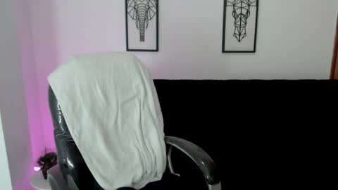 Snapshot of karlye_hot chatting on February 7, 8:55 am KARLYE online show from February 7, 8:55 am