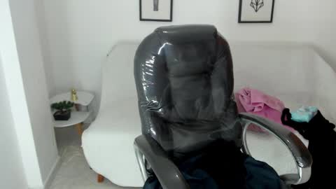 Snapshot of karlye_hot chatting on February 9, 6:22 am KARLYE online show from February 9, 6:22 am