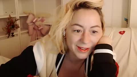 Snapshot of karolynesyera chatting on October 22, 2:37 am karolynesyera online show from October 22, 2:37 am