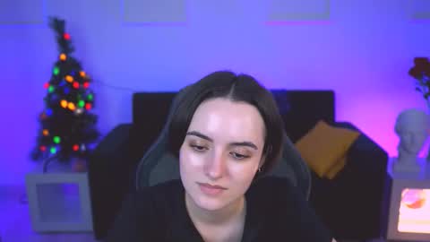 katewillows online show from December 20, 8:32 am