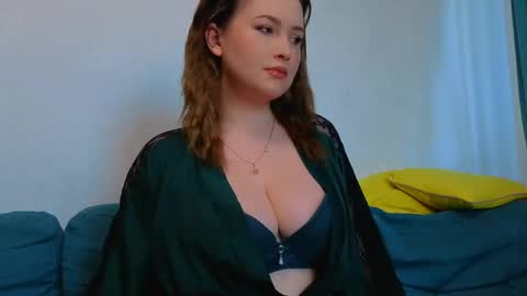 katniss_k online show from March 23, 5:01 am