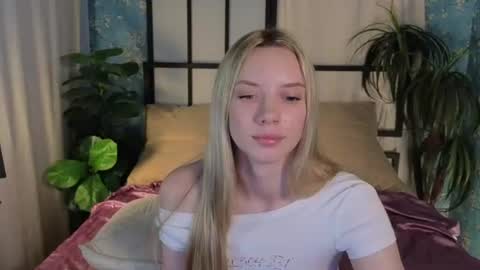 katt_yy online show from July 30, 5:19 am