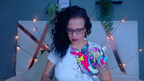 katyrataylor__ online show from April 2, 7:54 pm