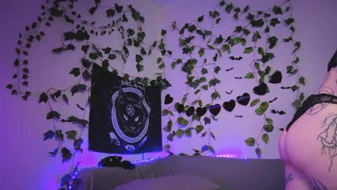 Mia online show from April 21, 7:26 am