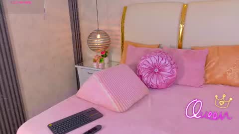 kayladavies_ online show from July 28, 7:39 pm