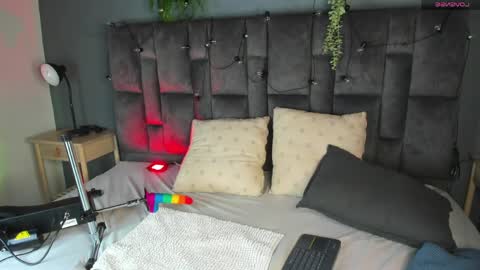   online show from March 29, 11:23 am