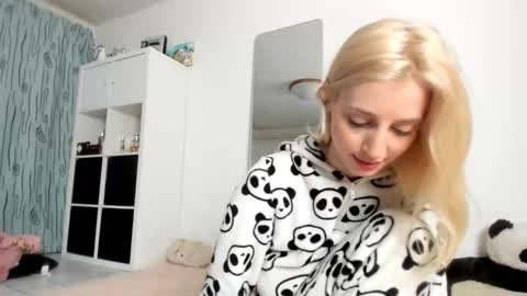 Kenzie online show from November 26, 4:43 am