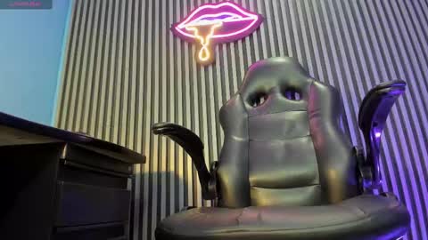 Snapshot of kevinn_blue chatting on October 22, 9:27 pm Sexy Hot Kevin online show from October 22, 9:27 pm