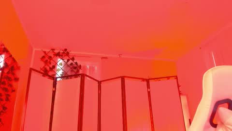 Khloe online show from December 4, 1:33 pm