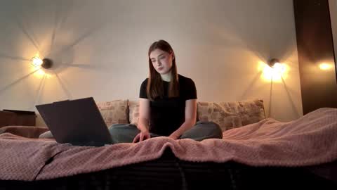 Ola my name is Lissa  Lets hit 10 Thumbs Up together   online show from March 6, 12:37 pm