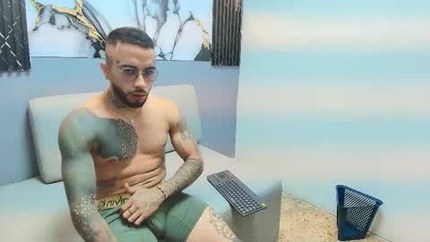 Snapshot of kile_nolan chatting on October 31, 10:43 pm kile online show from October 31, 10:43 pm