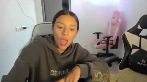 kimmi online show from February 2, 10:06 pm