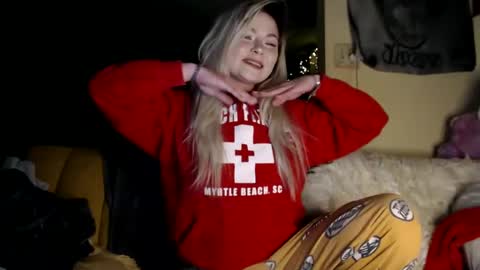 Snapshot of kipsy420 chatting on December 23, 12:08 pm Kipsy Rose online show from December 23, 12:08 pm