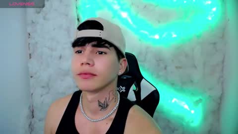 kiss_whitee online show from November 30, 11:56 pm