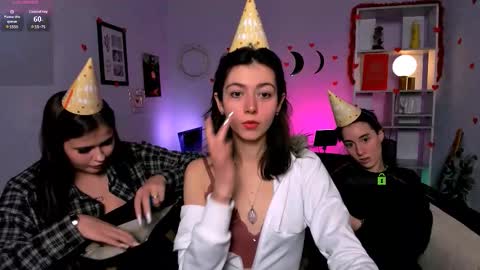 kitniss online show from February 21, 9:18 pm