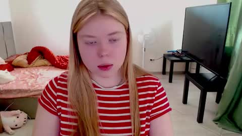 Jennyblonde and Emmabrunette online show from February 18, 11:43 am