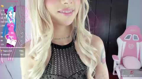 Snapshot of kloeking_ chatting on September 11, 1:18 am kloe online show from September 11, 1:18 am