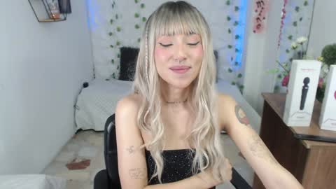 Snapshot of kloeking_ chatting on February 1, 2:26 am kloe online show from February 1, 2:26 am