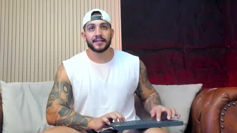 kylenorth_ online show from November 14, 6:21 pm