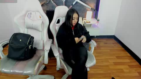  L A R A   online show from March 4, 1:45 am