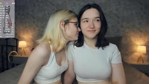 Violet and Isabel online show from July 22, 7:38 pm