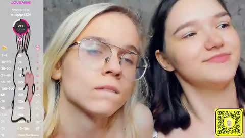 Violet and Isabel online show from June 16, 2:26 am