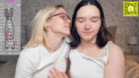 Violet and Isabel online show from July 9, 7:18 pm