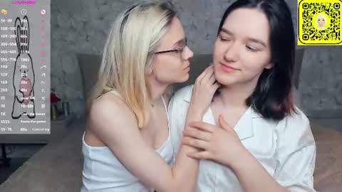Violet and Isabel online show from June 29, 7:24 pm