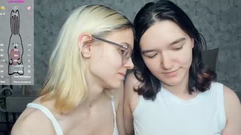 Violet and Isabel online show from July 28, 7:26 pm