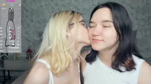 Violet and Isabel online show from July 28, 7:39 pm