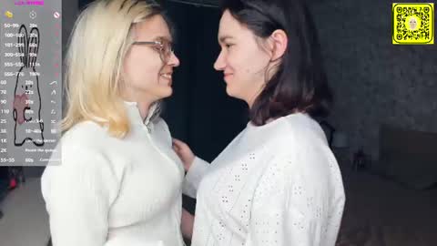 Violet and Isabel online show from July 7, 7:07 pm