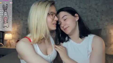 Violet and Isabel online show from July 21, 7:27 pm